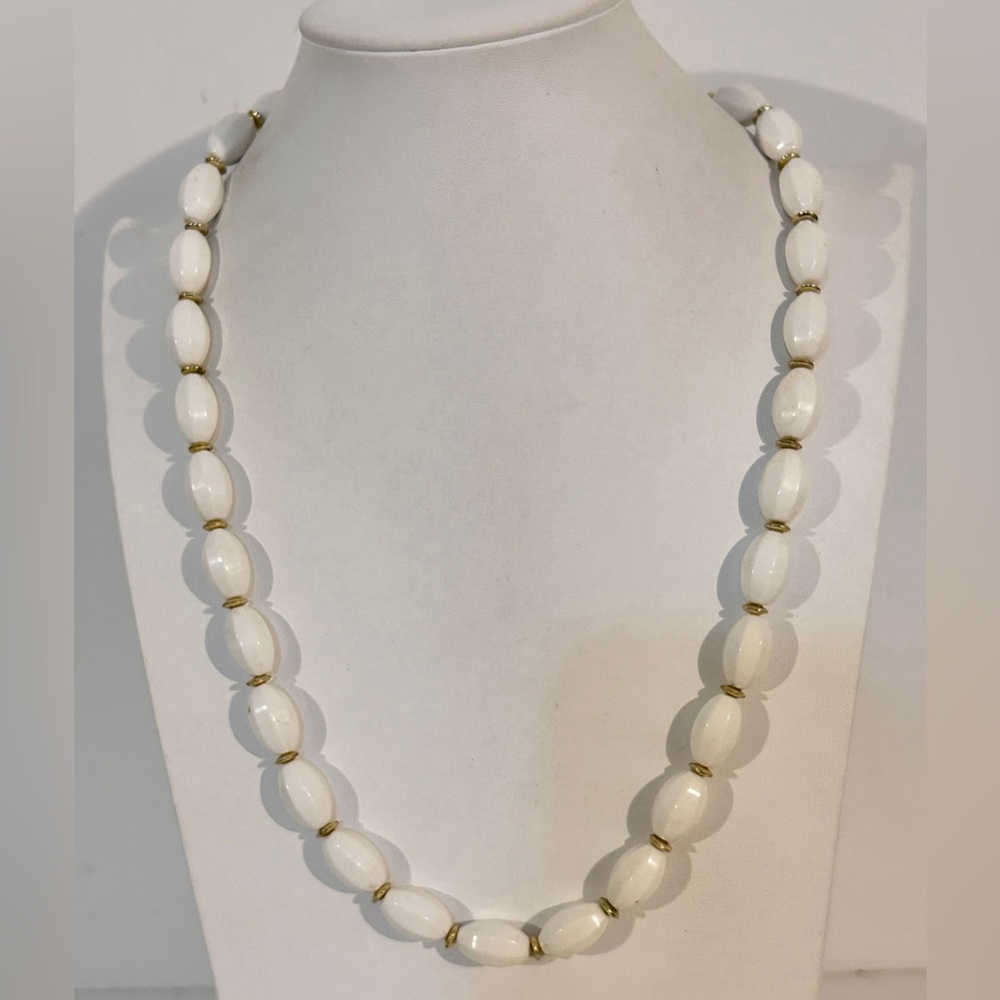 Vintage White & Gold Tone Flecked Lucite Beaded Necklace 25" L
